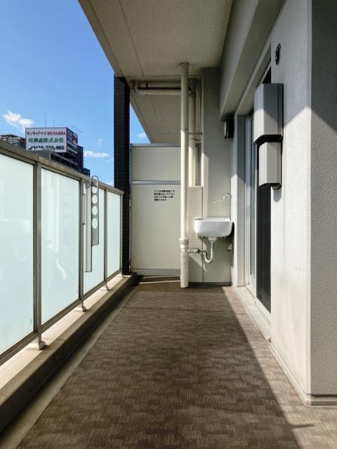 ウイズなんばのバルコニー|外からの目が気にならないバルコニーで洗濯物が干せます
