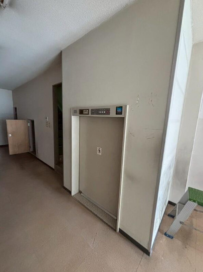 大阪市中央区瓦屋町１丁目の店舗事務所の内装|明るい室内です