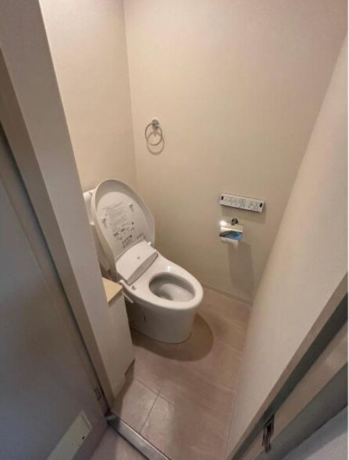 大阪市中央区常盤町１丁目の店舗事務所のトイレ|ゆったりとした空間のトイレです