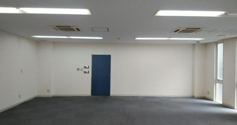大阪市中央区大手通１丁目の店舗事務所の内装|明るい室内です
