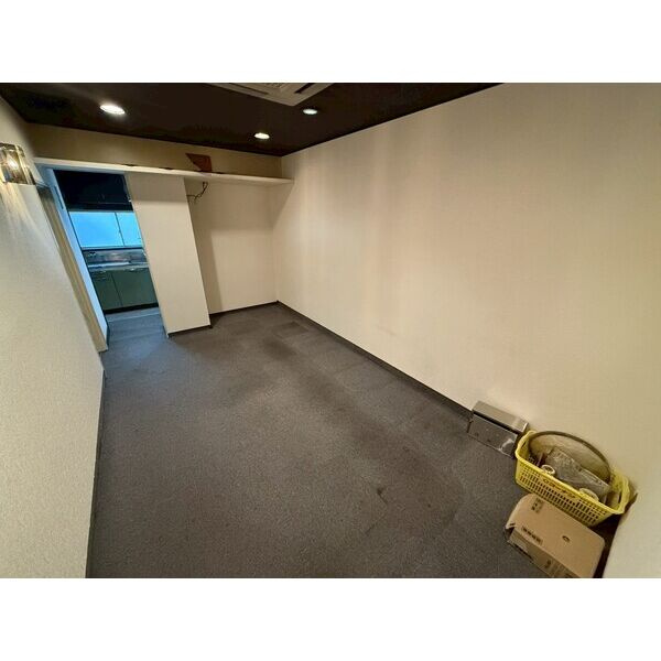 大阪市中央区宗右衛門町の店舗事務所の内装|明るい色調の室内です