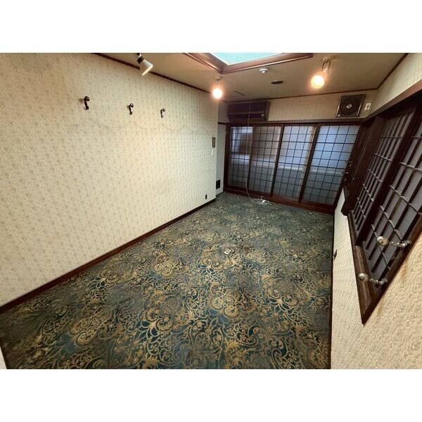 大阪市中央区宗右衛門町の店舗事務所の内装|明るい色調の室内です