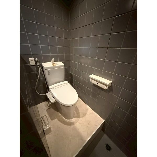 大阪市中央区宗右衛門町の店舗事務所のトイレ|コンパクトで使いやすいトイレです