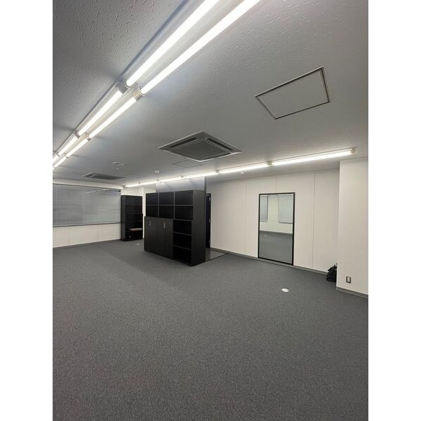大和本町ビルの内装|明るい色調の室内です