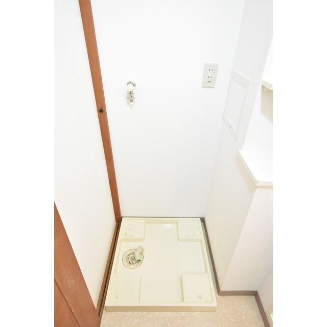 ボヌール千里中央弐番館の洗面所|明るい洗面所です