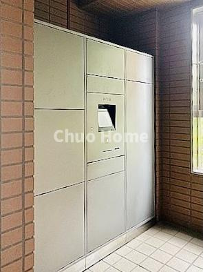 ライオンズマンション一之江壱番館の設備|【宅配ボックス】在宅時・不在時に関わらず、居住者の代わりに非対面で宅配物を受け取ってくれる便利な設備です。わかりやすくご説明致しますので見学時にはお部屋だけではなく共用部分もぜひチェックしてください。