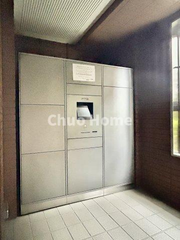 ライオンズマンション一之江壱番館の設備|【宅配ボックス】在宅時・不在時に関わらず、居住者の代わりに非対面で宅配物を受け取ってくれる便利な設備です。わかりやすくご説明致しますので見学時にはお部屋だけではなく共用部分もぜひチェックしてください。