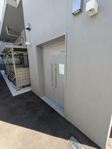【敷地内ゴミステーション】 天候を気にせず利用できる扉付きの敷地内ゴミステーション。