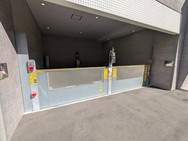 【駐車場】 大切な愛車を雨風から守る機械式駐車場を敷地内に完備。