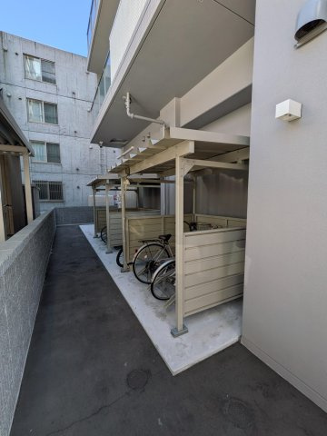 【駐輪場】 雨風をガードする屋根付きの敷地内駐輪場。自転車を安心して保管できます。