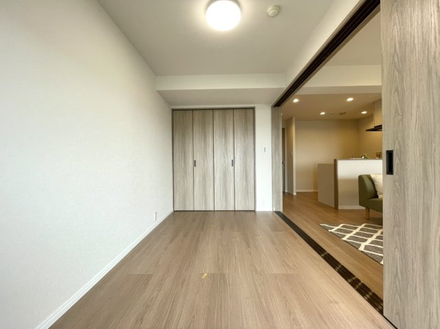 ハウステンボスヒルズ1の洋室|LDK横の約4.6帖の南側洋室を撮影したものです。