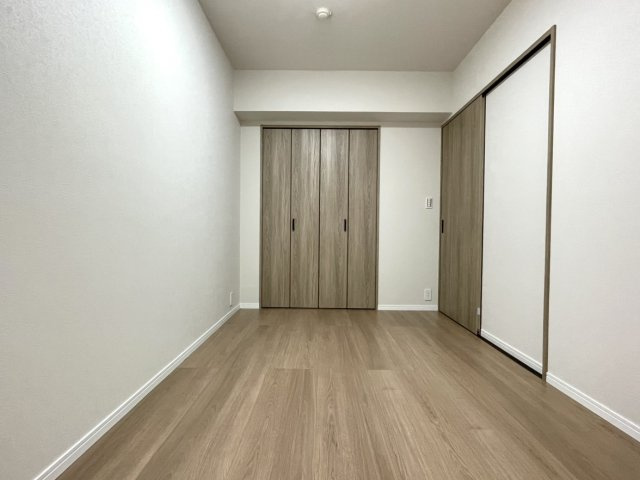 ハウステンボスヒルズ1の洋室|約4.9帖の北側洋室を撮影したものです。