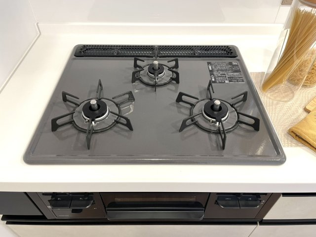 ハウステンボスヒルズ1のキッチン|お料理好きにうれしい三口ガスコンロが設置されております。