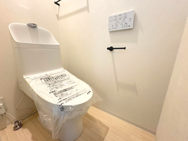 向日市上植野町馬立のトイレ|TOTOの温水洗浄便座付きトイレ。
手洗い付きのシンプルなデザインです。