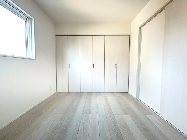 向日市上植野町馬立の洋室|主寝室としてオススメの洋室（約5帖）
壁面にクローゼットがあり、スッキリと収納していただけます。