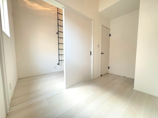 向日市上植野町馬立の洋室|洋室（約6.5帖）
仕切り扉で、部屋を分けて使用することが可能です。お子様部屋にぴったりです！