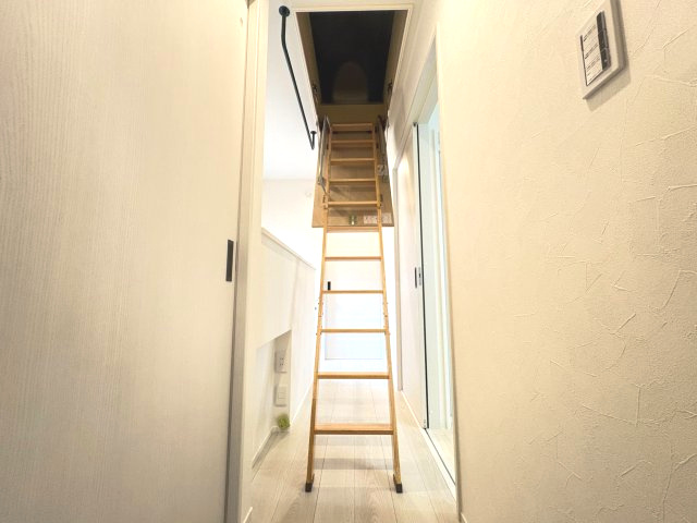 向日市上植野町馬立のその他|季節家電や衣類の収納に便利な天井収納庫付き。
居住スペースをすっきり使えます。