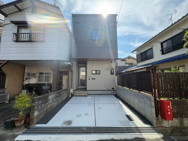 向日市上植野町馬立の外観|ツートンカラーのシンプルモダンな外観です。