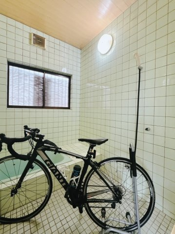 【中古戸建】行田市城西3丁目の浴室|■浴室｜1日の疲れを癒す、ゆったりとしたバスタイムをぜひお過ごしください(*＾＾*)大きな窓付きで嬉しい♪