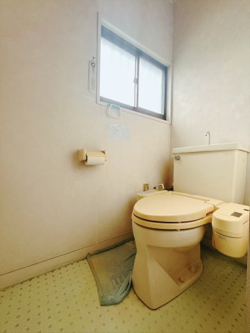 【中古戸建】行田市城西3丁目のトイレ|■トイレ｜自然光が入る落ち着いた空間です。ついつい長居してしまいますね♪