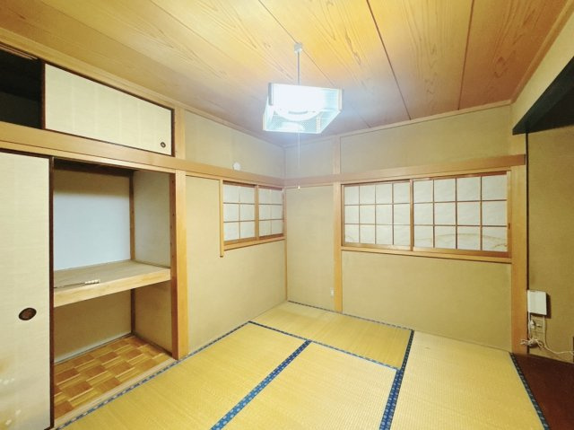 【中古戸建】行田市城西3丁目の和室|■和室｜扉付きの和室なのでプライベートな空間にもなります。ご両親がお泊りになっても、ぬくもりを感じられる和室でゆっくりとお寛ぎいただけます♪