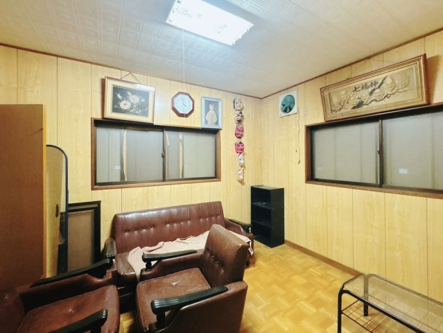 【中古戸建】行田市城西3丁目の洋室|■洋室｜木目調のフローリングは、ほっと心和む空間。様々な種類のインテリアグリーンを取り入れれば緑あふれる明るい空間にもなります♪