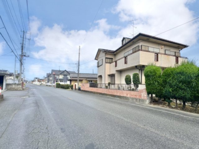 【中古戸建】行田市城西3丁目の外観|■外観｜前面道路が広く見渡しが良いため、車の出入りやすれ違いもスムーズで日々の運転も安心して行えます♪