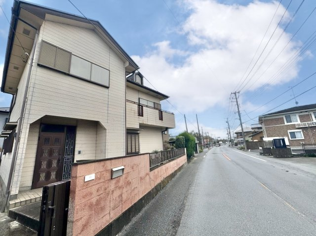 【中古戸建】行田市城西3丁目の外観|■外観｜住宅街の中でも圧迫感が少なく、のびのびとした暮らしが叶う立地となっています♪