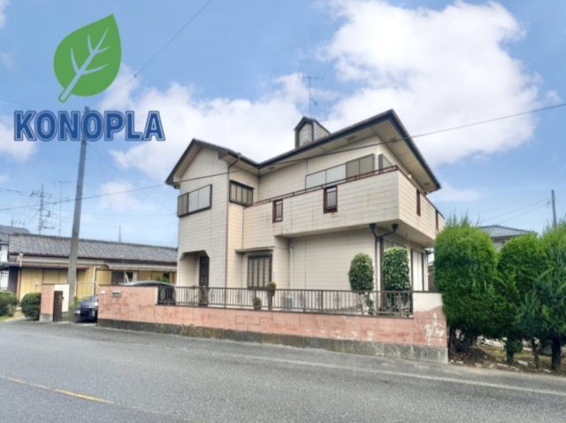 【中古戸建】行田市城西3丁目の外観|■外観｜塀や植栽が目隠しとなり、プライベート空間を守ります。防犯にもなり安心です♪