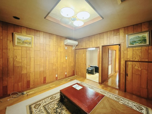 【中古戸建】行田市城西3丁目の居間・リビング|■リビング｜家族でゆったりくつろげる、居心地の良いリビング♪賃貸と違って、テレビや音楽の音を気にしなくて良いことが嬉しいですね(*＾＾*)