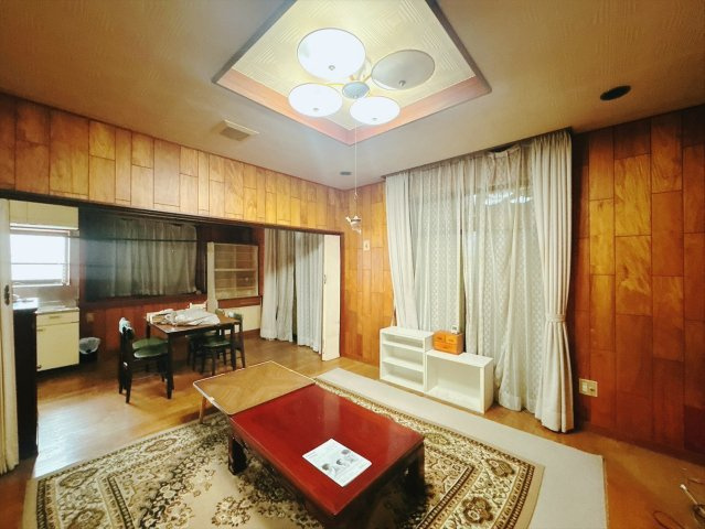 【中古戸建】行田市城西3丁目の居間・リビング|■リビング｜木製で懐かしさのある家具やアンティーク調の小物に囲まれてレコードを流したり小説を読んだり…そんな心ときめく暮らしをしませんか？