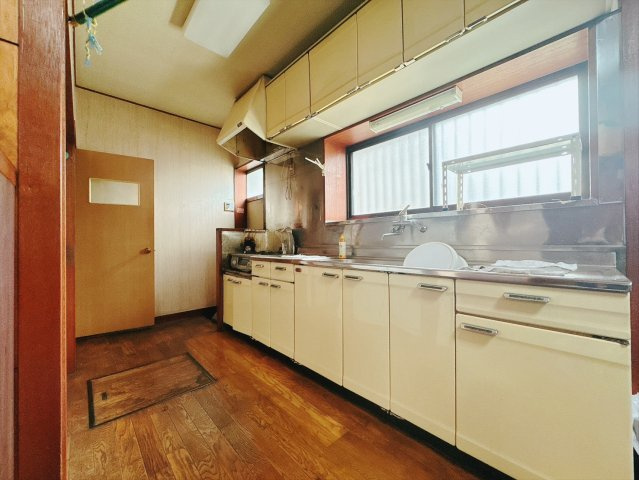 【中古戸建】行田市城西3丁目のキッチン|■キッチン｜ワークトップの幅が広く作業しやすいため、お料理が捗ります♪