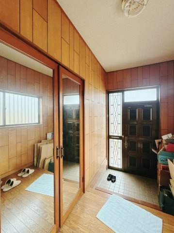 【中古戸建】行田市城西3丁目の玄関|■玄関｜全身が映る鏡があり、お出かけ前の身だしなみチェックもバッチリです！