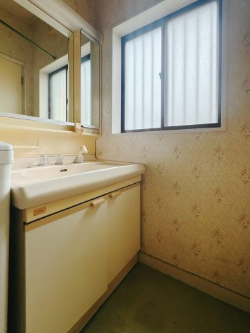 【中古戸建】行田市城西3丁目の独立洗面台|■洗面室｜大きな鏡で朝の身支度もラクラク♪窓があるので換気の際も楽ちんです♪