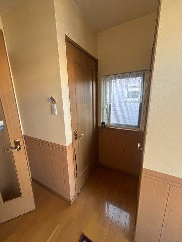 【益浦4】バス停徒歩3分×2006年1階フルリフォーム済快適4LDK戸建！のその他|窓から明るい光が差し込む、すっきりと綺麗な廊下。