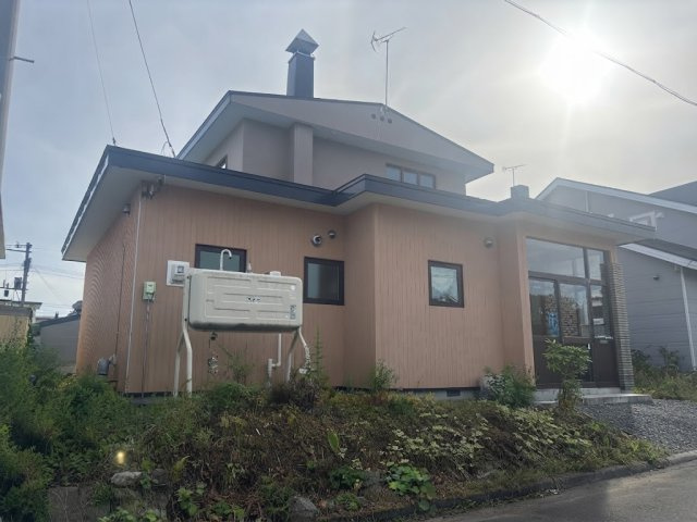【益浦4】バス停徒歩3分×2006年1階フルリフォーム済快適4LDK戸建！の外観|青空と自然光に映える、落ち着いた色合いの素敵な外観。