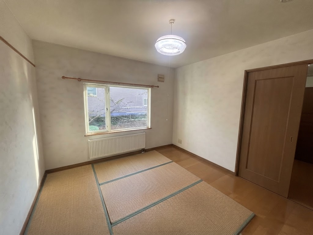 【益浦4】バス停徒歩3分×2006年1階フルリフォーム済快適4LDK戸建！の洋室|明るい光が差し込む使い勝手の良い洋室です。収納も充実！