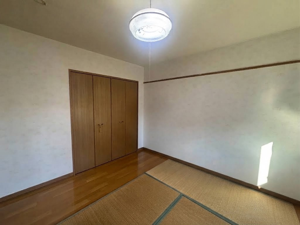 【益浦4】バス停徒歩3分×2006年1階フルリフォーム済快適4LDK戸建！の洋室|大容量のクローゼット付きで、すっきり片付く快適な洋室。