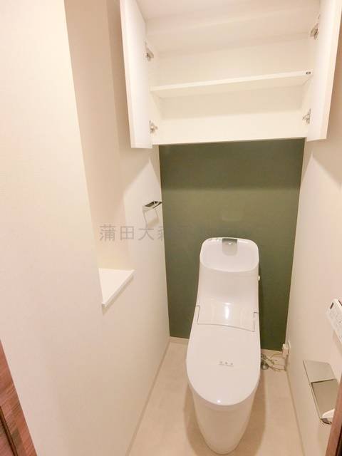 ベルファース大森山王のトイレ|吊戸棚と温水洗浄便座付きのトイレ　