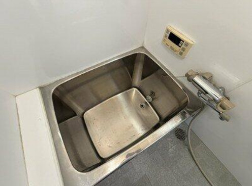 西岡戸建の浴室