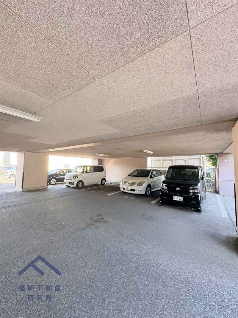 アンピール板付南の駐車場