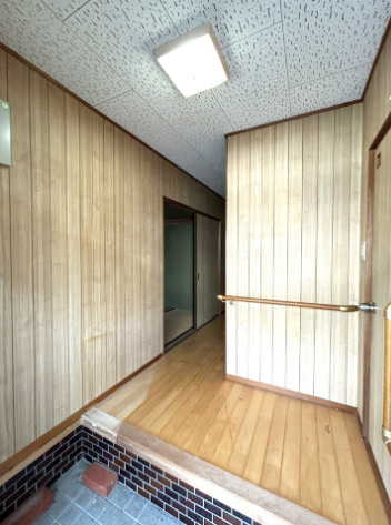 「階段がない快適な平屋暮らし」高知市十津6丁目　中古一戸建ての玄関|各居室への動線がスムーズな木のぬくもりある廊下！風が通り抜ける快適な設計です。