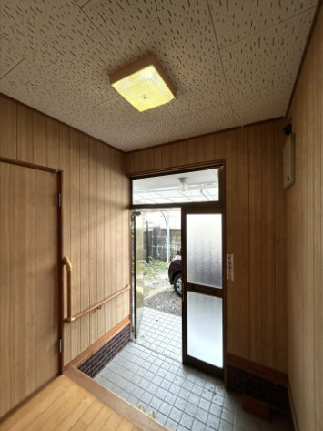 「階段がない快適な平屋暮らし」高知市十津6丁目　中古一戸建ての玄関|明るい日差しが差し込む開放的な玄関アプローチ！手すり設置など安心設計の住まいです。