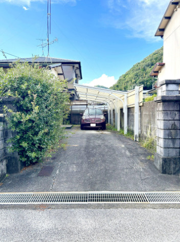 「階段がない快適な平屋暮らし」高知市十津6丁目　中古一戸建ての駐車場|お車をお持ちの方も安心の縦列2台駐車可能スペース！出し入れもしやすい前面道路です。