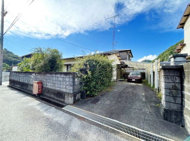 「階段がない快適な平屋暮らし」高知市十津6丁目　中古一戸建ての外観|青空広がる静かな住環境！愛車を雨風から守るカーポート付きの駐車スペースを備えたお住まいです☆