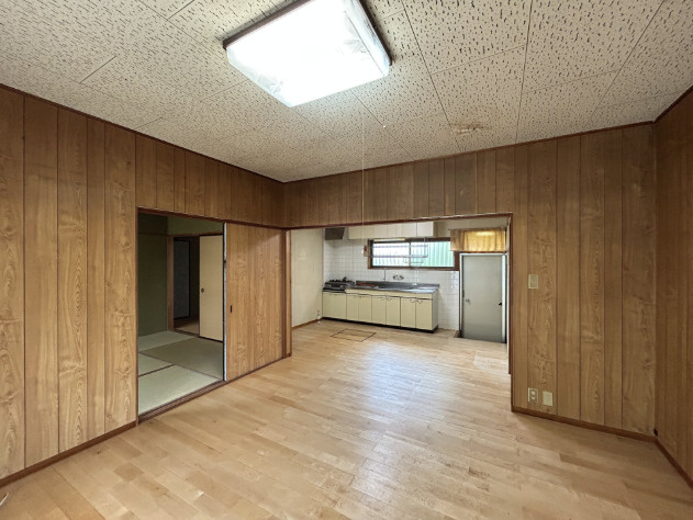 「階段がない快適な平屋暮らし」高知市十津6丁目　中古一戸建ての居間・リビング|家族が集まる広々約14帖のリビング！木の温もりが感じられる落ち着いた大空間です。