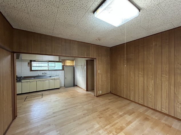 「階段がない快適な平屋暮らし」高知市十津6丁目　中古一戸建ての居間・リビング|南向きで陽当り・通風ともに良好！明るく風通しの良い快適な居室空間が広がります。