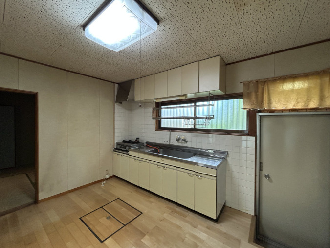 「階段がない快適な平屋暮らし」高知市十津6丁目　中古一戸建てのキッチン|広々としたダイニングスペース！明るい照明と窓付きの開放的なキッチンエリアです。