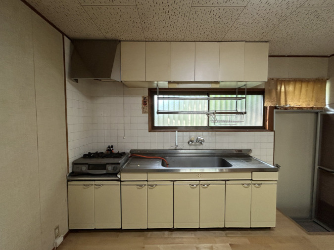 「階段がない快適な平屋暮らし」高知市十津6丁目　中古一戸建てのキッチン|作業スペースが広く使いやすい壁付けキッチン！窓付きで換気もしやすく清潔に保てます。