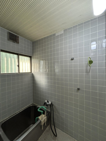 「階段がない快適な平屋暮らし」高知市十津6丁目　中古一戸建ての浴室|窓付きで湿気がこもりにくいバスルーム！日々の疲れをゆったりと癒やせる空間です。